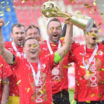 Kapitán Slavie Praha Jan Bořil s trofejí za vítězství v českém poháru. Vršovický klub ovládl MOL Cup znovu po dvou letech.