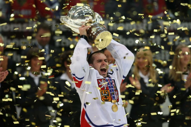 Tomáš Rolinek přebírá trofej pro mistry světa v roce 2010.