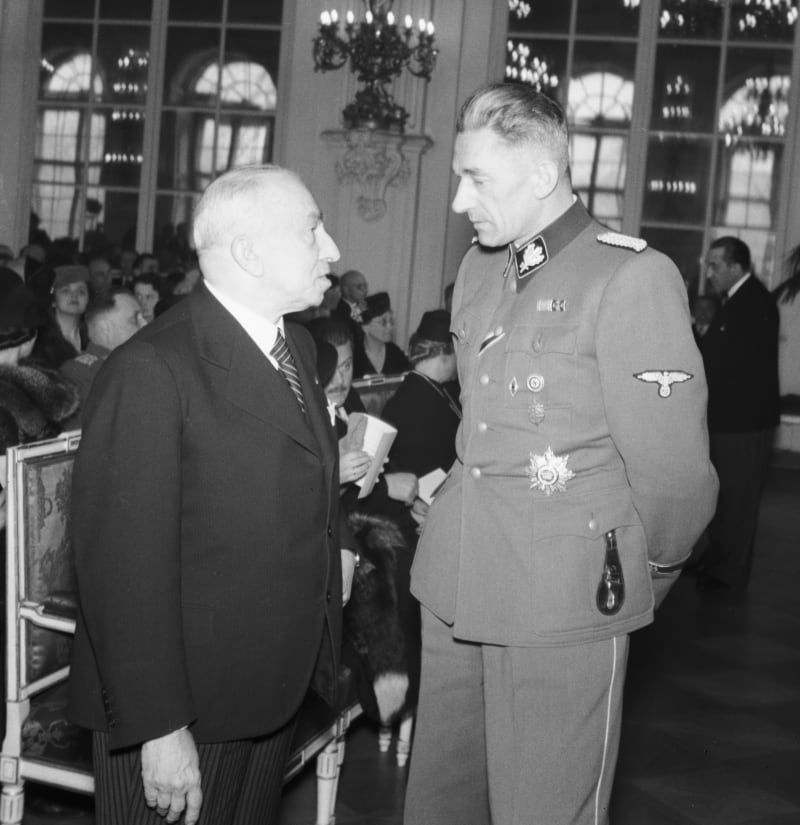 Emil Hácha s nacistickým pohlavárem K. H. Frankem, německým státním ministrem pro Protektorát Čechy a Morava.