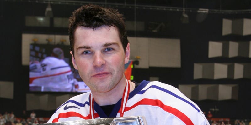 Symbolem úspěšného mistrovství světa v hokeji v roce 2005 ve Vídni se stal zlomený malíček  Jaromíra Jágra na jeho levé ruce.