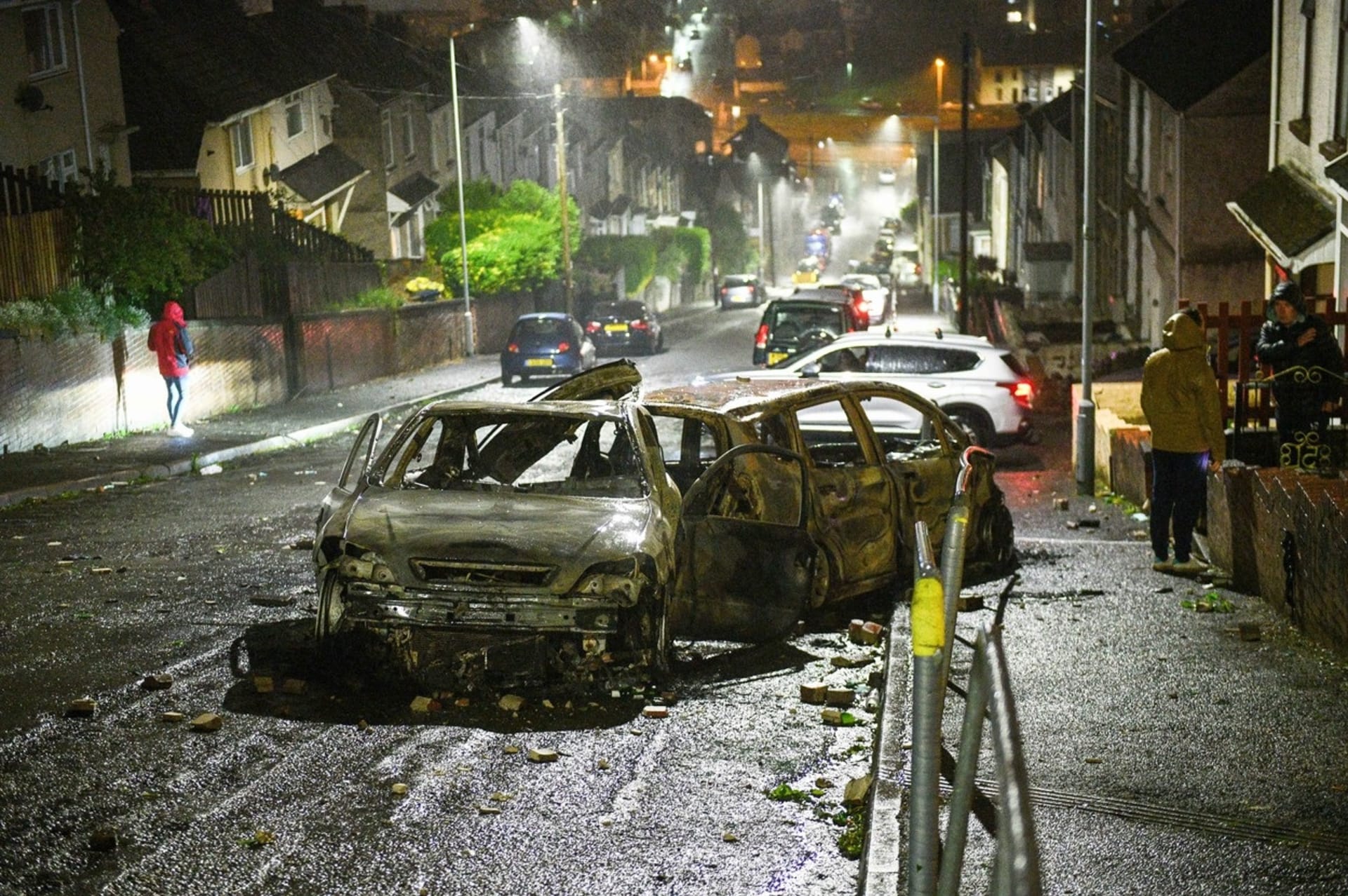 Při nepokojích ve Walesu hořela auta.