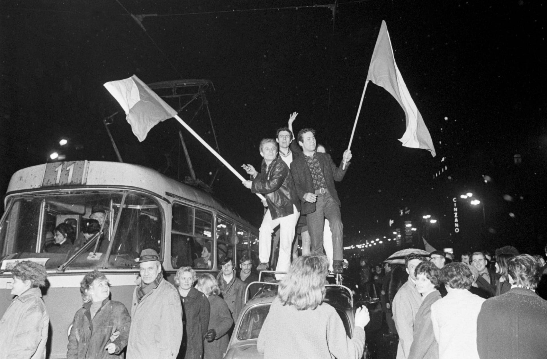 Václavské náměstí slaví vítězství nad SSSR na mistrovství světa ve Stockhlomu v roce 1969.