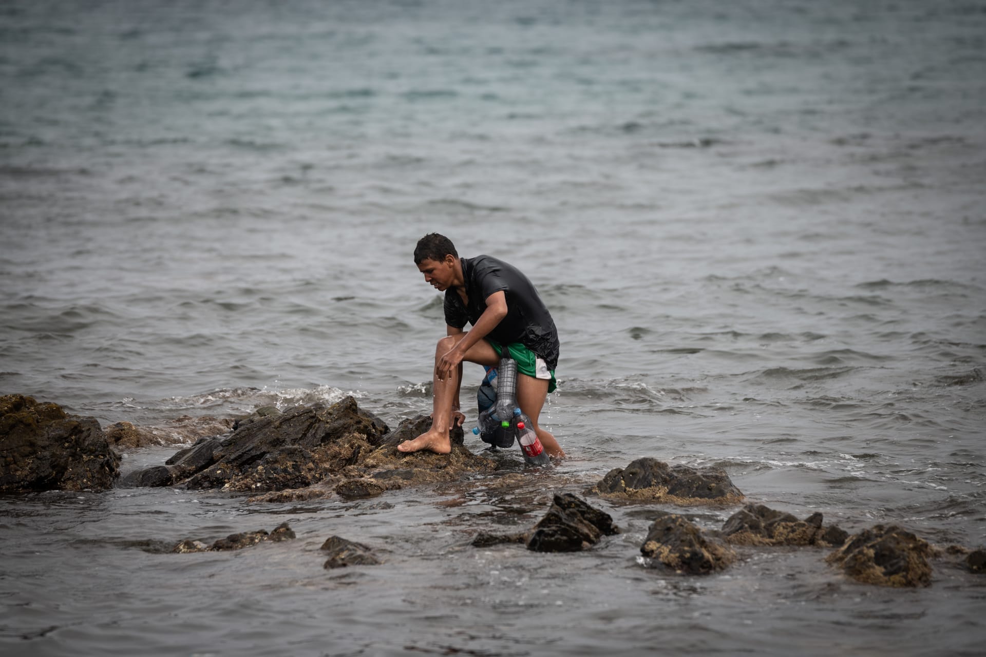 Migrant se snažil dostat do Ceuty po moři nadnášený plastovými lahvemi.