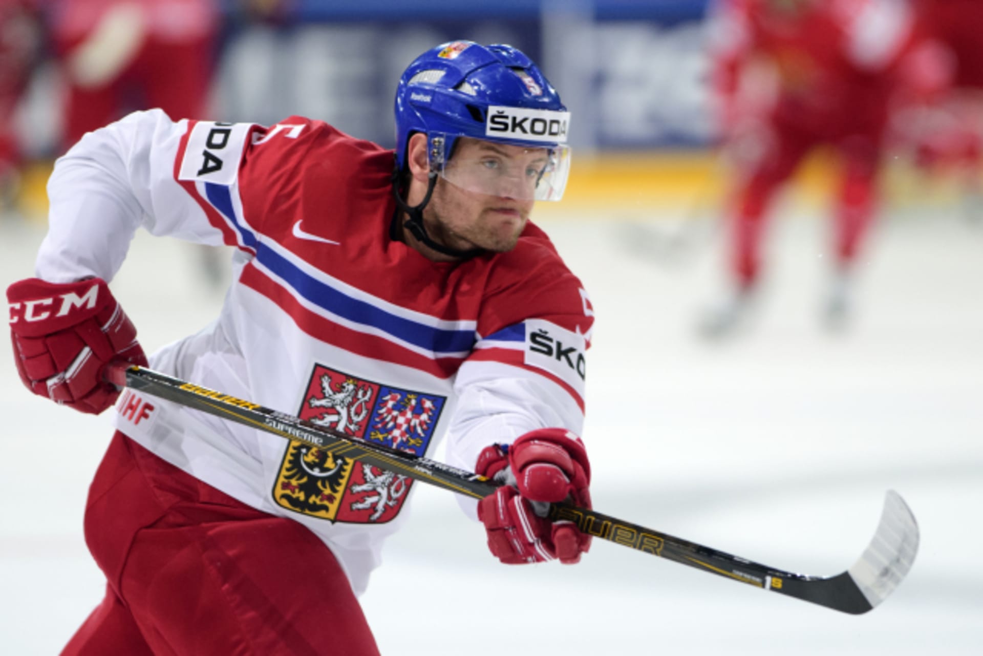 Jakub Jeřábek střílí na branku Běloruska při utkání mistrovství světa v hokeji 2017 v Paříži.