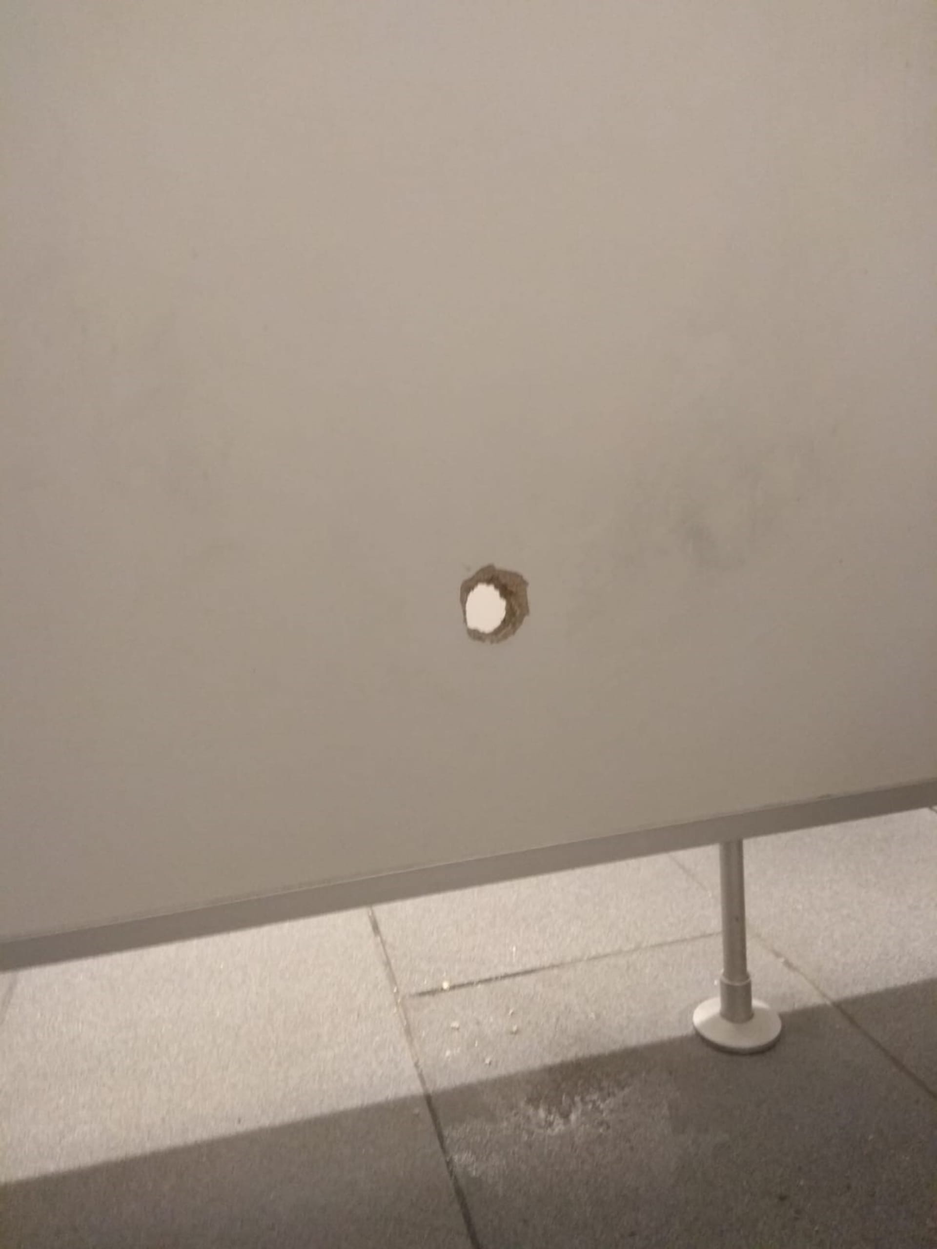 Policie v Pardubicích hledá sexuálního devianta. Muž měl špehovat ženy na dámských záchodcích otvorem vyřezaným ve stěně. Jedné z nich pak prostrčil do kabinky své přirození. 