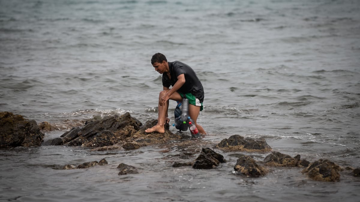 Migrant se snažil dostat do Ceuty po moři nadnášený plastovými lahvemi.