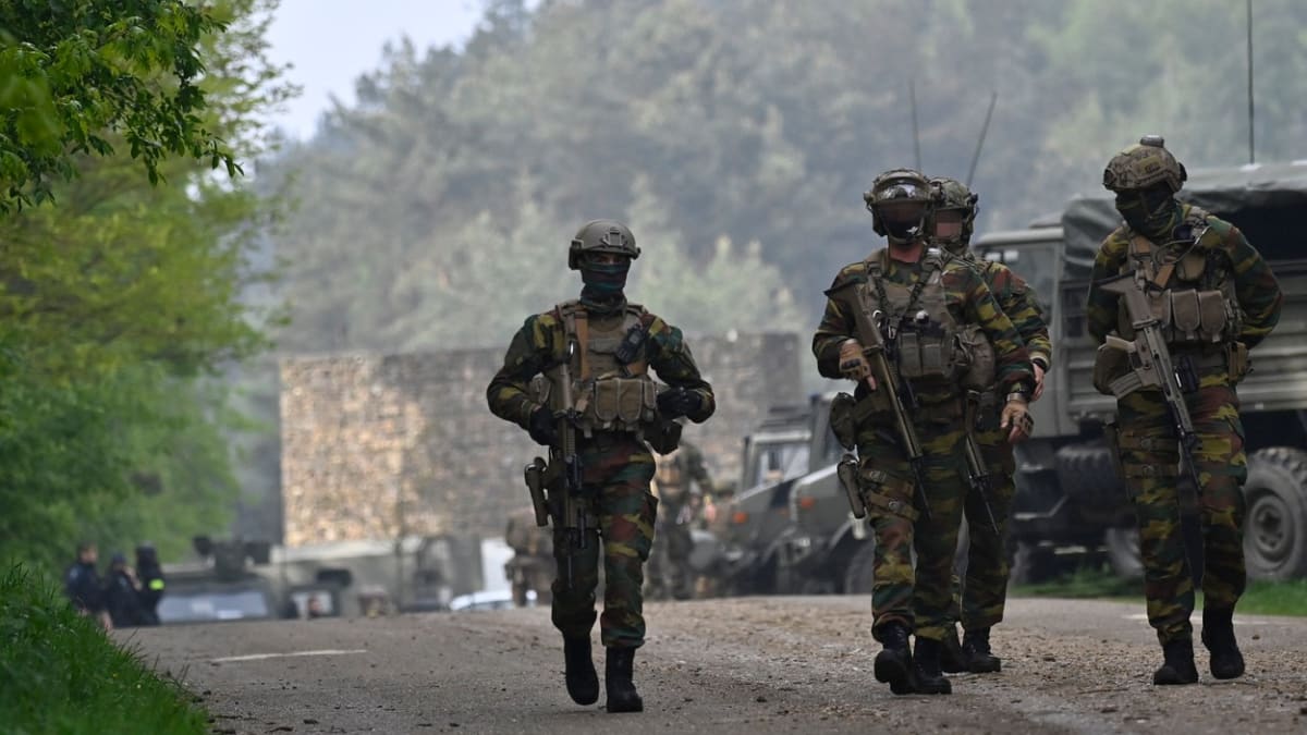 Do pátrání po těžce ozbrojeném extremistovi-vojákovi se zapojila i belgická armáda.