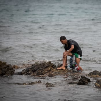Migrant se snažil do Ceuty po moři nadnášený plastovými lahvemi