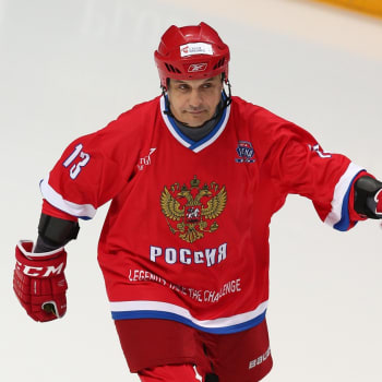 Hokejista Valerij Kamenskij při zápase výběru legend proti Finsku v roce 2016