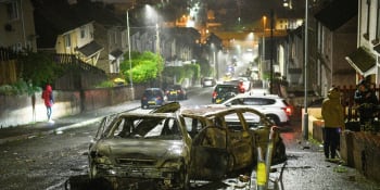 Wales v ohni: Pieta za mrtvého chlapce se zvrhla v nepokoje. V ulicích hořela auta