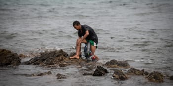 Migrant plaval do Španělska na plastových lahvích. Vojáci vyčerpaného chlapce chytili