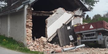 Nehoda traktoru na Šumpersku: Urazil zeď domu a skončil v řece, do které unikla nafta