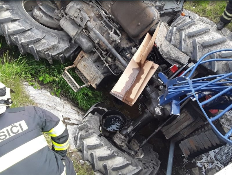 V Dolní Libině se převrátil traktor do Oskavy, urazil i zeď bývalé zbrojnice