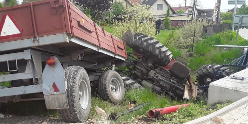 V Dolní Libině se převrátil traktor do Oskavy, urazil i zeď bývalé zbrojnice