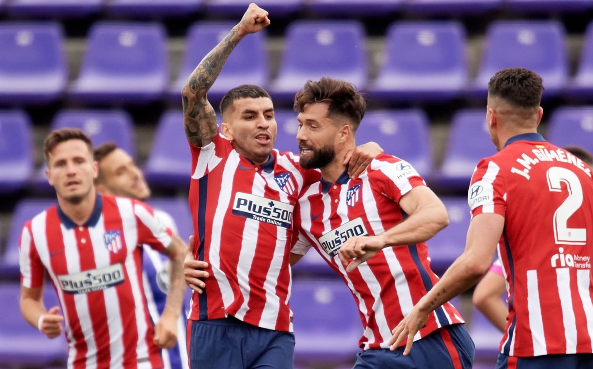 Atlético Madrid vyhrálo po sedmi letech titul ve španělské La Lize. Ze svého gólu proti Valladolidu se raduje Angel Correa (druhý zleva).