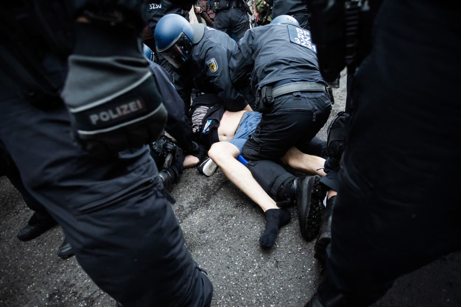 V centru Berlína se sešly stovky protestujících, demonstrace se však zvrhla ve střety s policií.