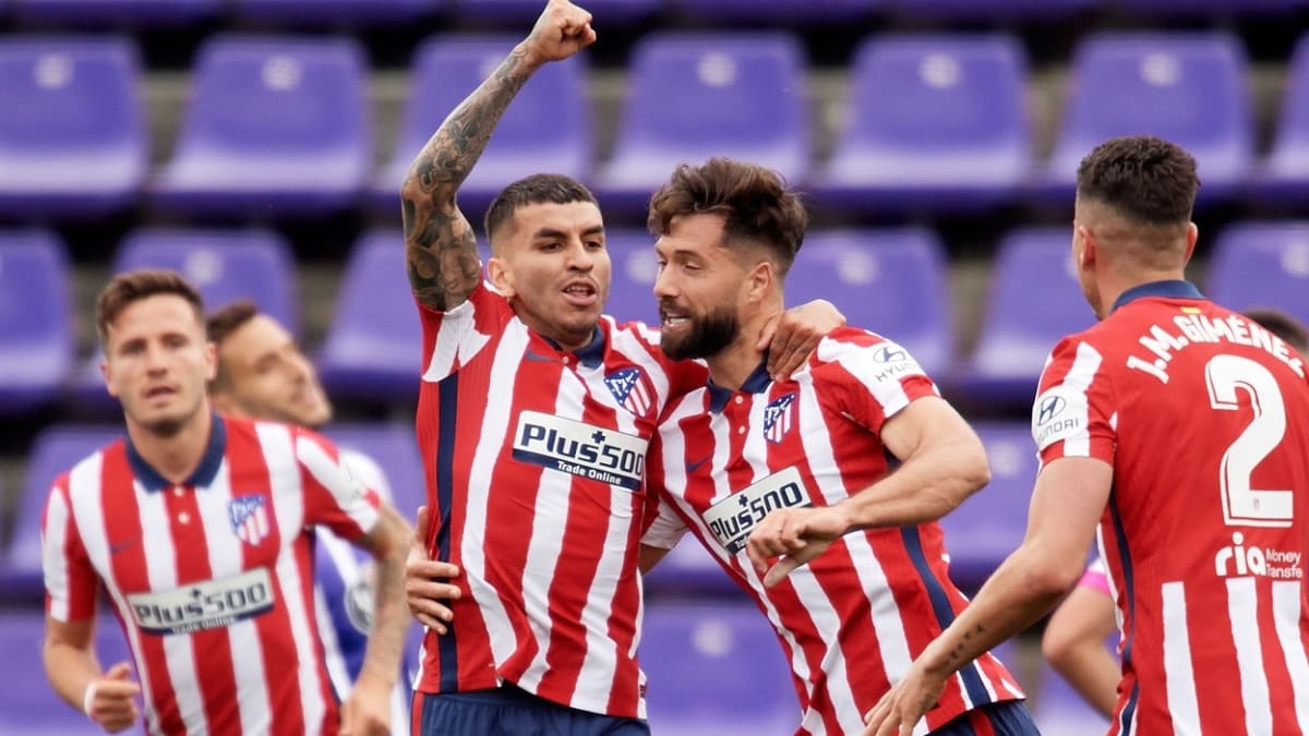 Atlético Madrid vyhrálo po sedmi letech titul ve španělské La Lize. Ze svého gólu proti Valladolidu se raduje Angel Correa (druhý zleva).