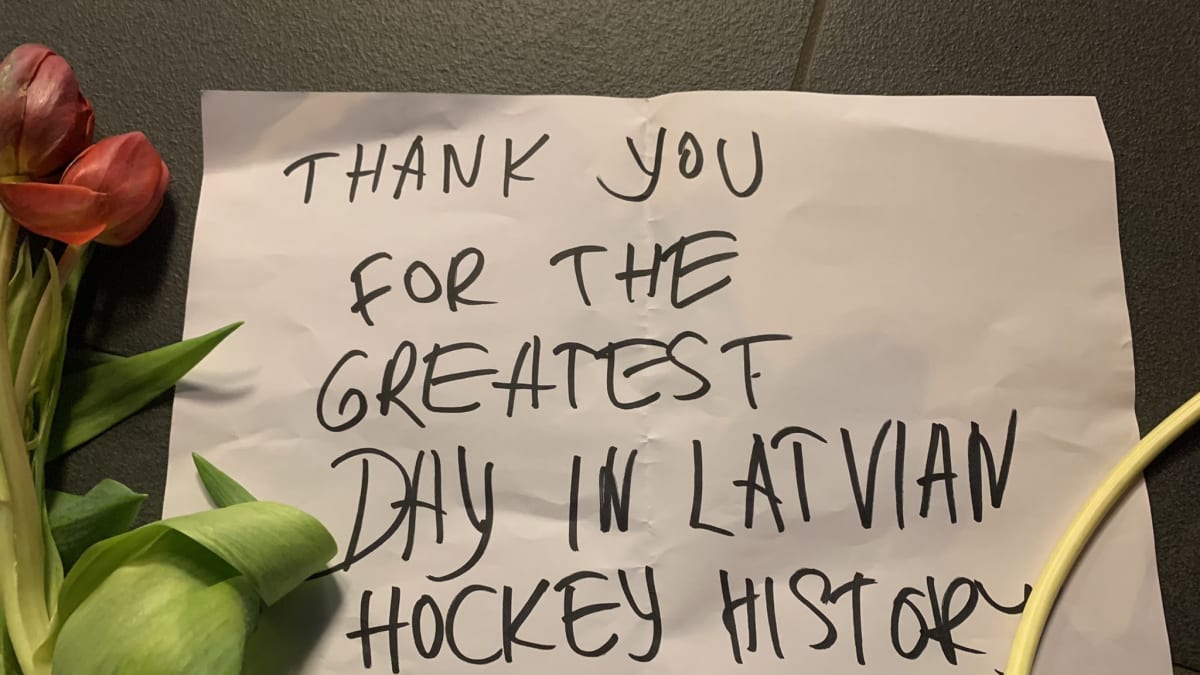 Lotyšští fanoušci oslavují výhru nad Kanadou na hokejovém mistrovství světa. 