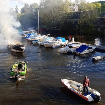 Požár lodi na Vltavě
