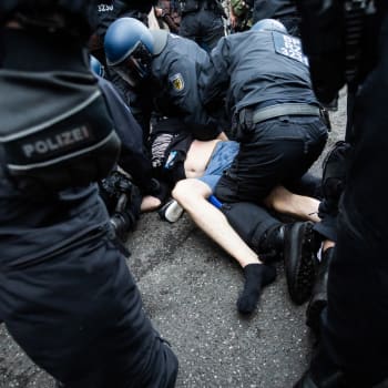 V centru Berlína se sešly stovky protestujících. Demonstrace se však zvrhla ve střety s policií.