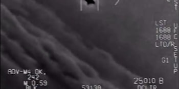 Amerikou hýbou zveřejněná videa s UFO. Obama přiznal, že je vláda nedokáže vysvětlit