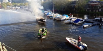 Na Vltavě v Praze hořela loď, částečně se potopila. Hasiči vyhlásili 2. stupeň poplachu