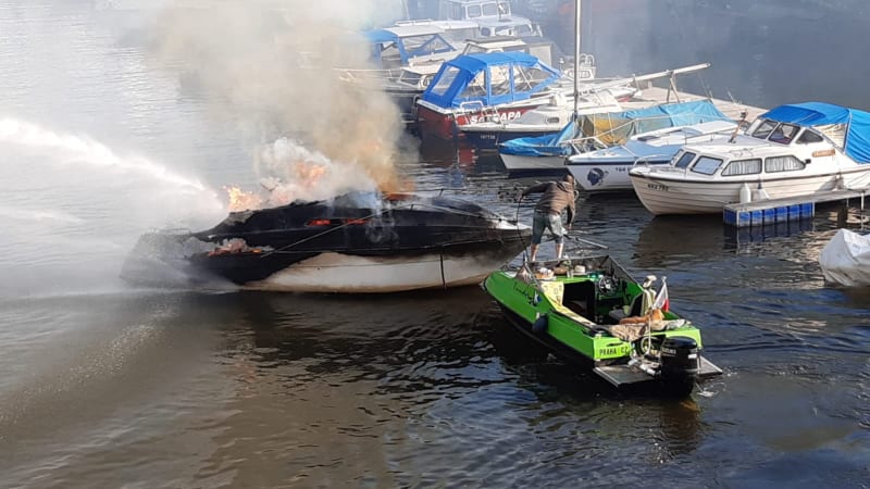 Požár lodi na Vltavě