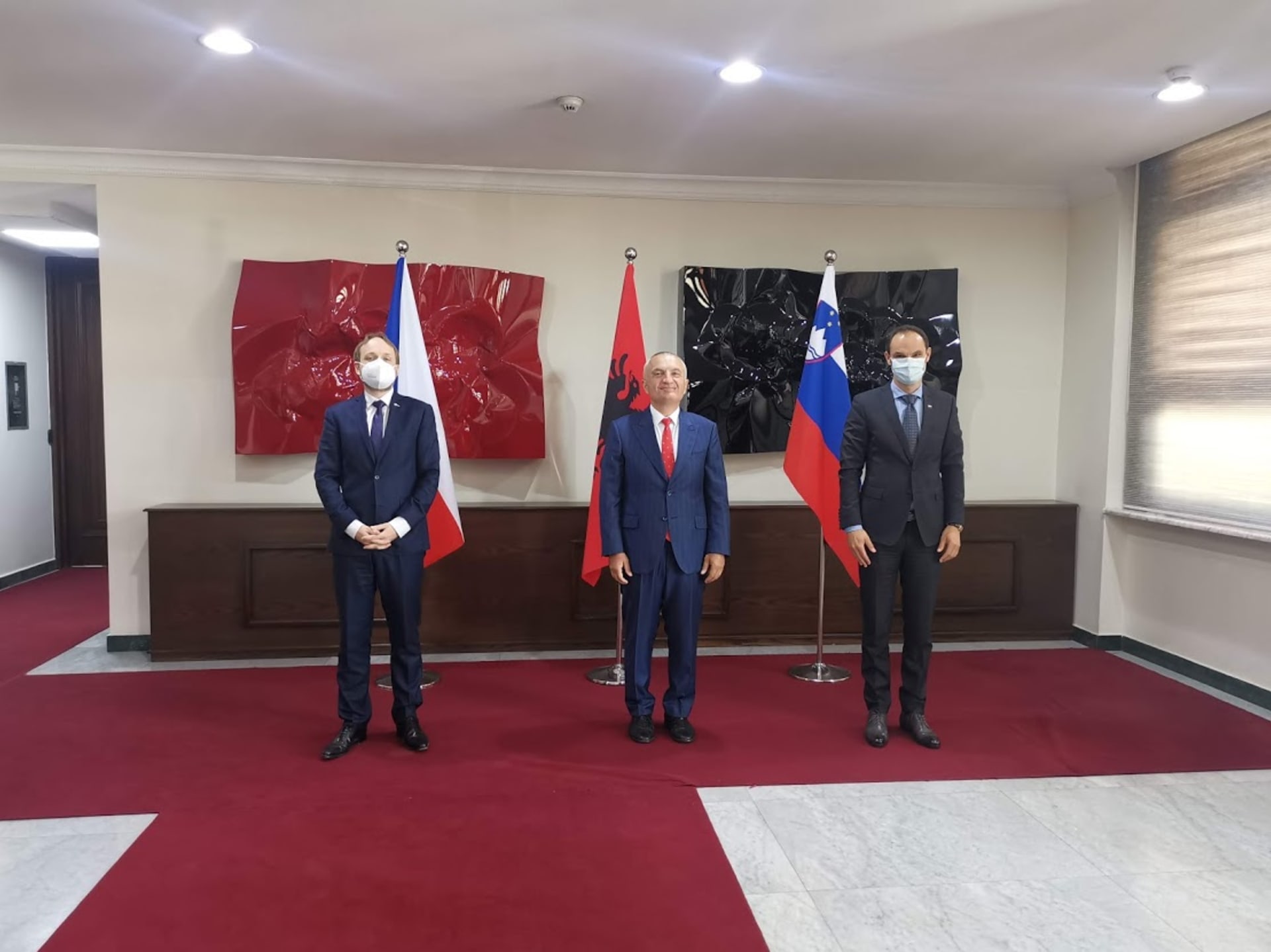 Český ministr zahraničí Jakub Kulhánek, prezident Albánie Ilir Rexhep Meta a slovinský ministr zahraničí Anže Logar