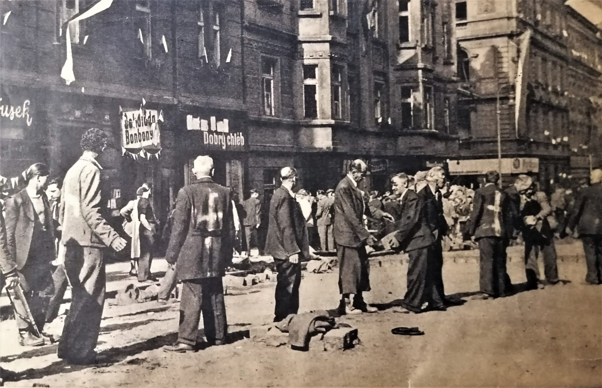 Internovaní němečtí civilisté v centru Prahy, stráží je takzvané Revoluční gardy. Foto z časopisu Květnová revoluce, Melantrich 1945