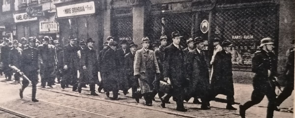 Internovaní němečtí civilisté v centru Prahy, stráží je takzvané Revoluční gardy. Foto z časopisu Květnová revoluce, Melantrich 1945