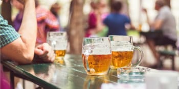 Piva se loni v Česku vypilo nejméně od 60. let. Otevřete zahrádky, vyzývají pivovary