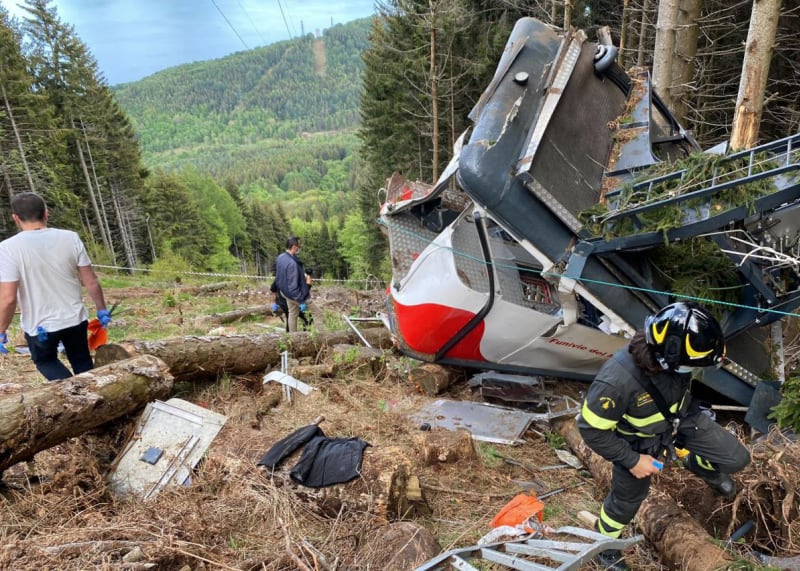 Nehoda lanovky u italského jezera Maggiore si vyžádala 14 mrtvých.