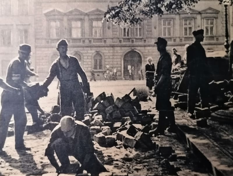 Pražští Němci při práci v centru města. Foto z časopisu Květnová revoluce, Melantrich 1945