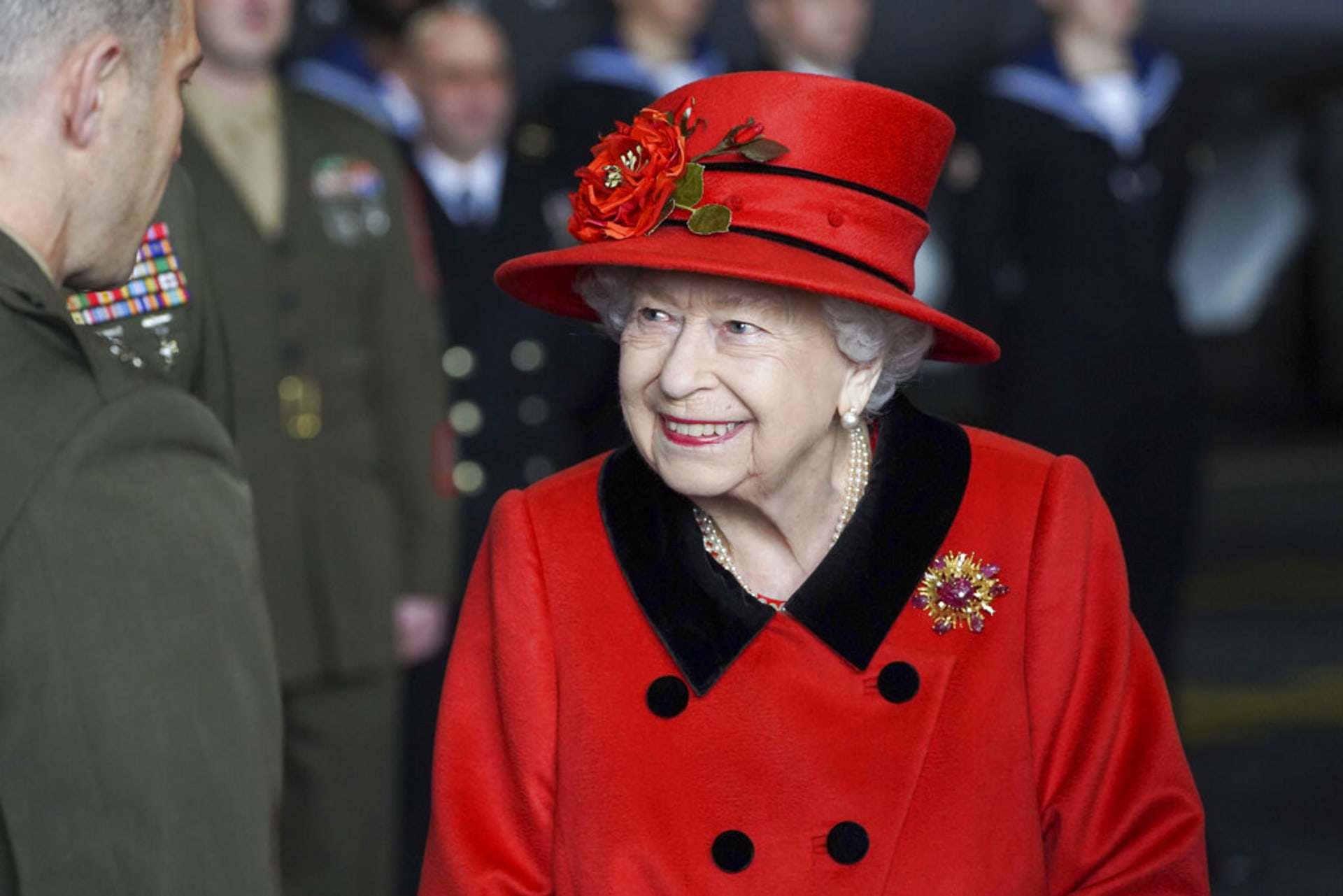 Královna Alžběta II. navštívila námořní základnu s broží darovanou princem Philipem. 