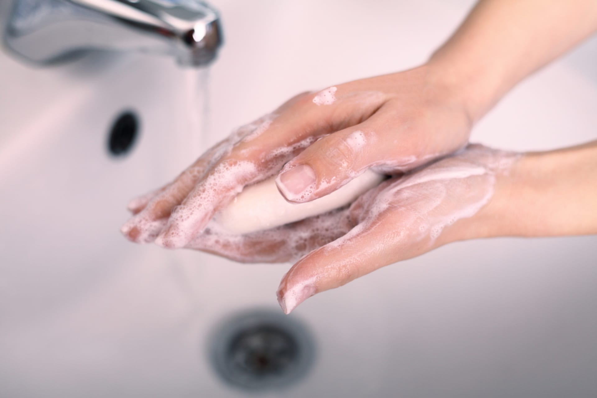 Většina Čechů dělá při mytí rukou zásadní chyby.
