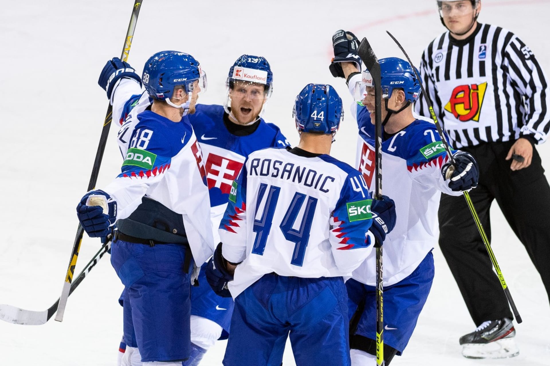 Slovenští hokejisté se radují z jednoho ze vstřelených gólů proti Velké Británii.