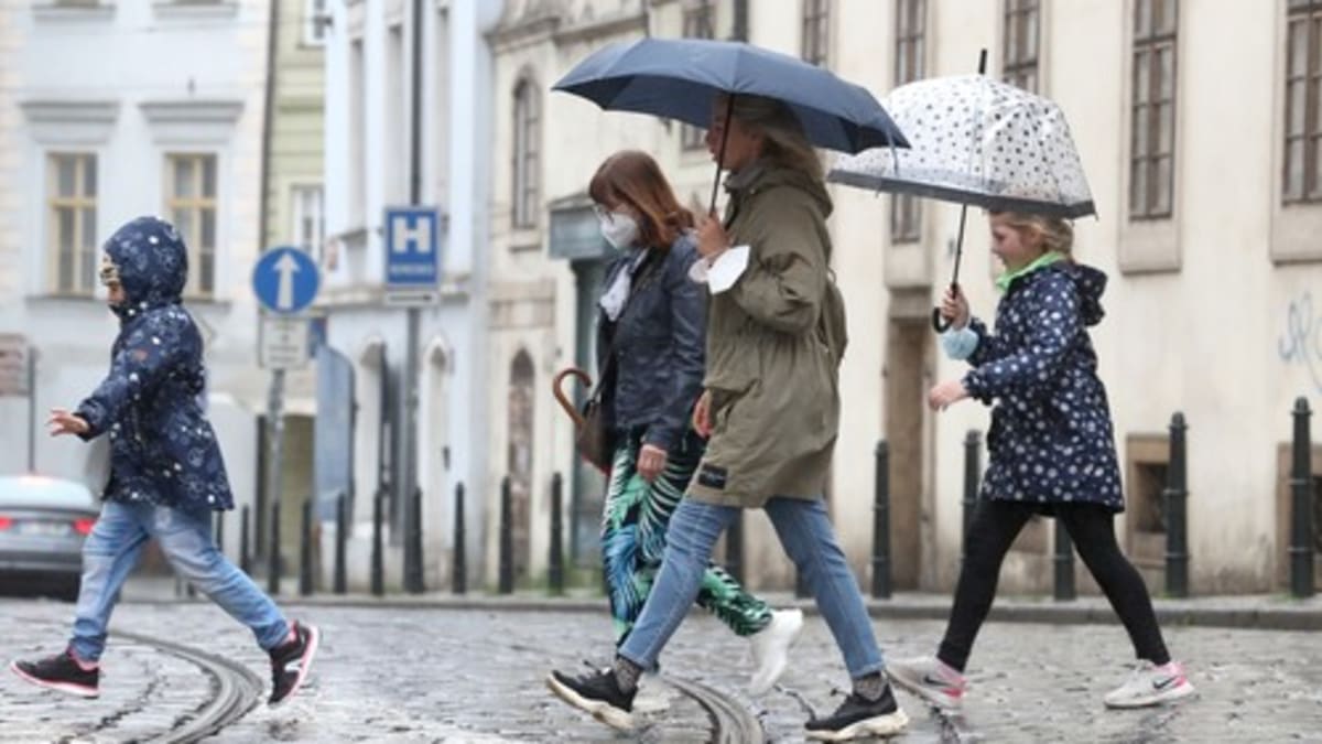 Lidé v Praze museli vytáhnout deštníky (autor: Jakub Stadler/Mafra)