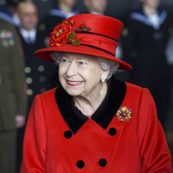 Královna Alžběta II. navštívila námořní základnu s broží darovanou princem Philipem