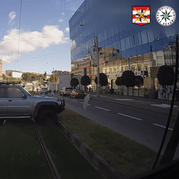 Řidič při čekání v koloně ztratil nervy a rozhodl se otočit auto přes středový travnatý tramvajový pás. 