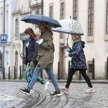 Lidé v Praze museli vytáhnout deštníky (autor: Jakub Stadler/Mafra)