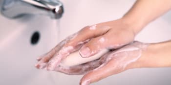 Většina Čechů si špatně myje ruce. Jak to dělat správně a kde všude bakterie číhají?