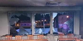 Žárem praskala skla v oknech. Bleskový zásah berounských hasičů zachránil hotelové hosty