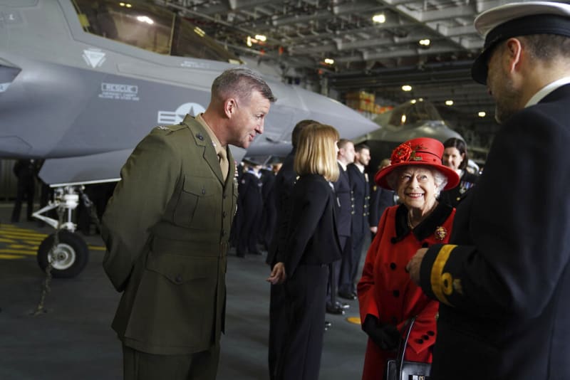 Královna Alžběta II. hovoří s vojáky před chystanou plavbou letadlové lodi. 