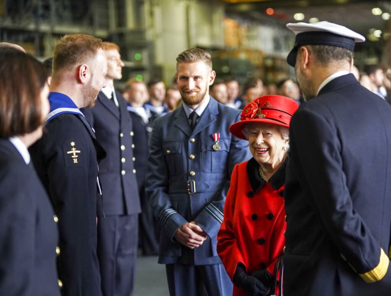 Královna Alžběta II. v hovoru s vojenskými důstojníky