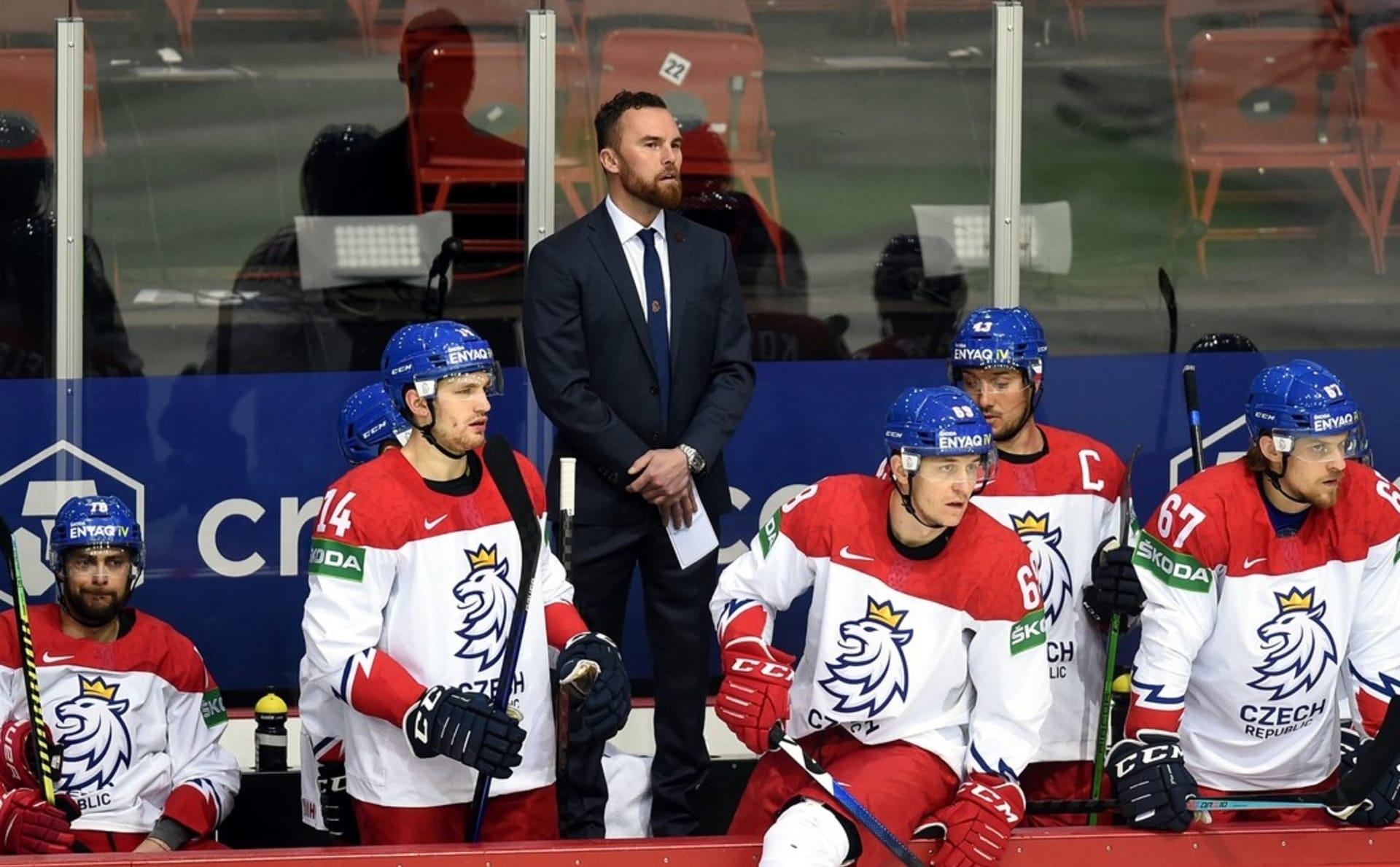 Kde jsou emoce? ptají se čeští fanoušci v kontextu vystupování trenéra hokejové reprezentace Filipa Pešána.