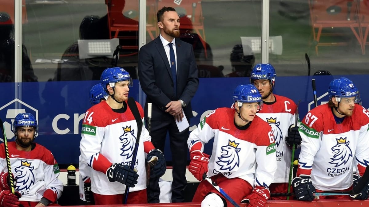 Kde jsou emoce? ptají se čeští fanoušci v kontextu vystupování trenéra hokejové reprezentace Filipa Pešána.