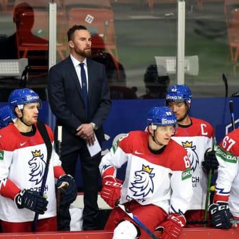 Kde jsou emoce? ptají se čeští fanoušci v kontextu vystupování trenéra české hokejové reprezentace Filipa Pešána.