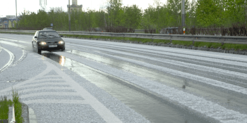 Bouře s krupobitím se přehnala Libereckem, řidiči se potýkali s vodou na vozovkách