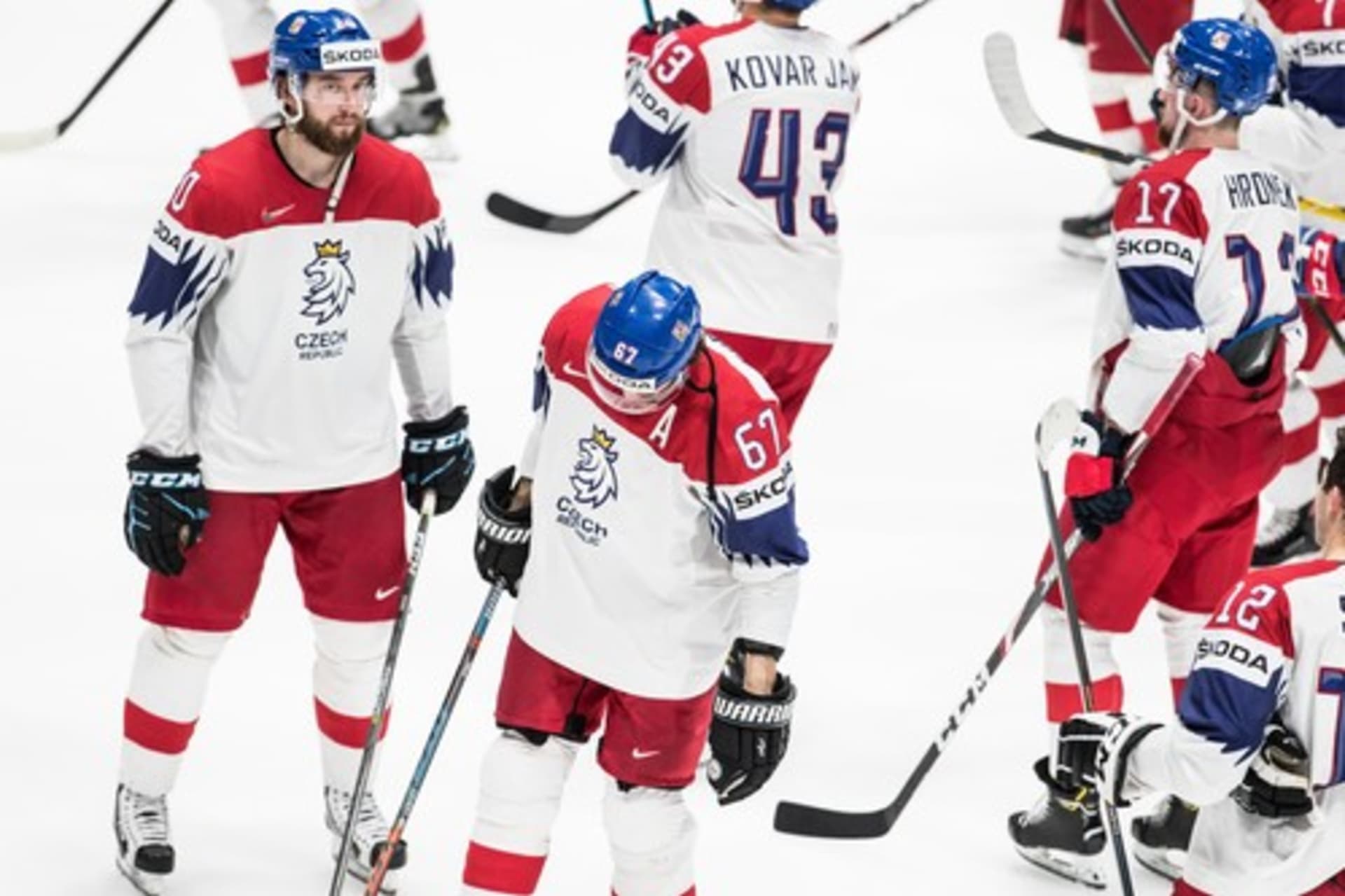Čeští hokejisté po prohře s Ruskem 3:4 v prvním zápase na letošním mistroství světa.