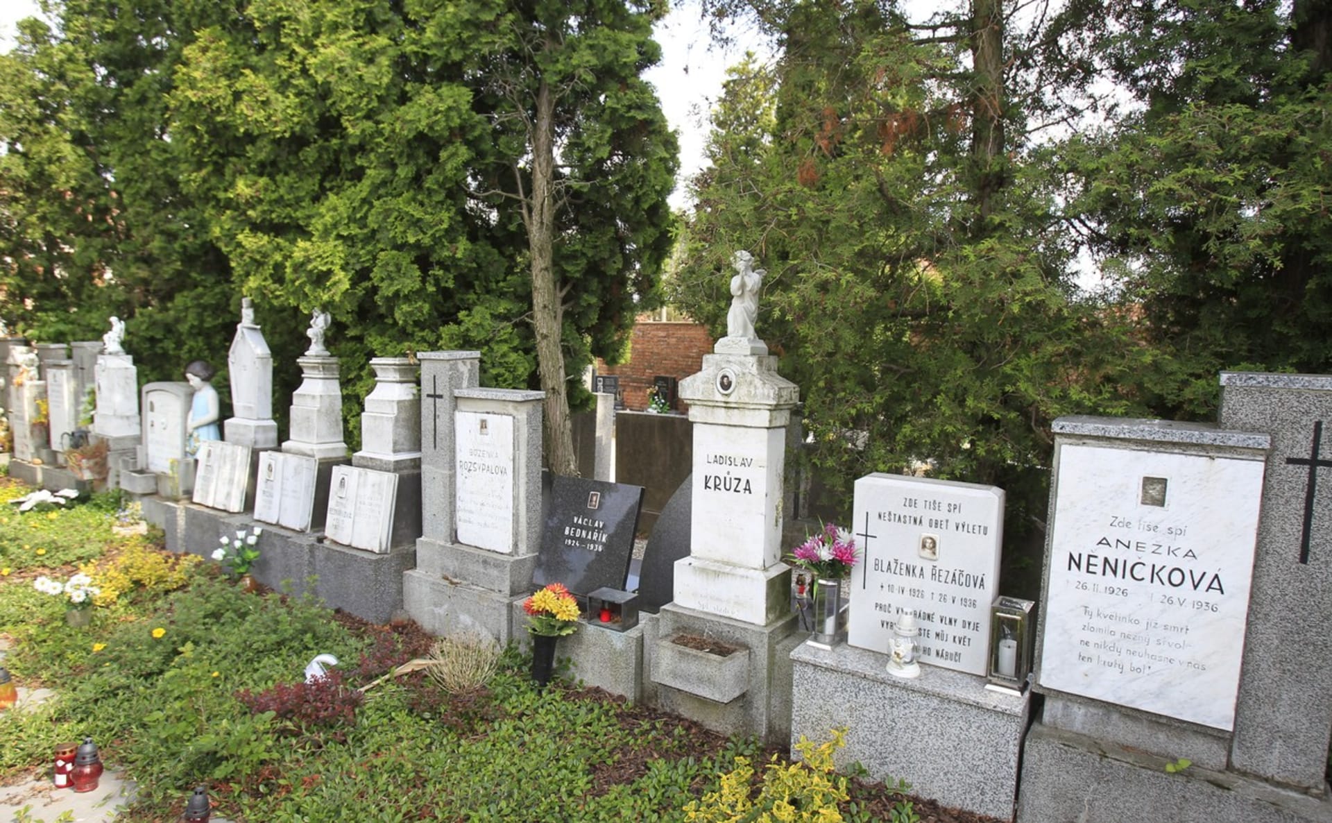 Pohřbu školáků z Rakvic se zúčastnily tisíce lidí. Na zdejším hřbitově najdete jejich pomínky.